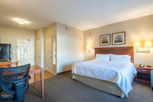 Western Slope Suites Parachute客房内的一张或多张床位