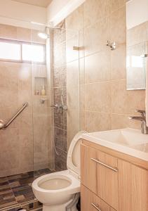 W łazience znajduje się toaleta, umywalka i prysznic. w obiekcie Senderos del Mar w mieście Buritaca