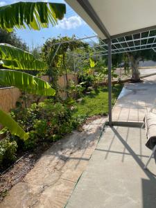 - une terrasse couverte dans l'établissement Ambelakia Bungalow, à Monemvasia