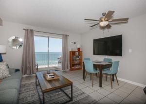 Seating area sa Seacrest 709 by ALBVR - Gorgeous views from this beachfront corner condo