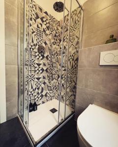 een douche met toilet in de badkamer bij Giostra Studio Flat in Trieste