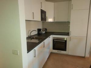 Kuchnia lub aneks kuchenny w obiekcie Under The Lime, beautiful apartment Los Cristianos