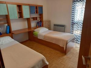 Posteľ alebo postele v izbe v ubytovaní Apartments by the sea Biograd na Moru, Biograd - 11932