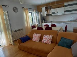 Kuchyňa alebo kuchynka v ubytovaní Apartments by the sea Biograd na Moru, Biograd - 11932