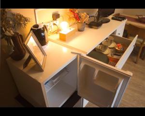 a white desk with a refrigerator and a mirror at Apartamento independiente en alquiler En casa de familia in Montevideo