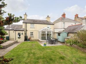 an exterior view of a house with a yard at Bryn Peris in Moelfre