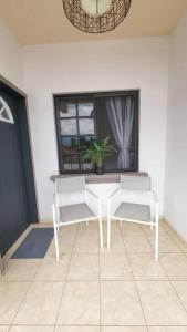 a white bench in a room with a window at Apartamentos Monarca in Siguatepeque