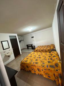 Habitación de hotel con cama y baño en Hotel Jorges Morelia, en Morelia