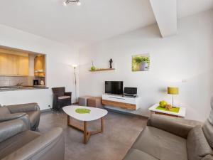 sala de estar con sofá y mesa en Ascona 202 renovated apartment in Koksijde, en Koksijde