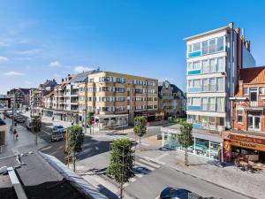 una vista aérea de una calle de la ciudad con edificios en Ascona 202 renovated apartment in Koksijde, en Koksijde