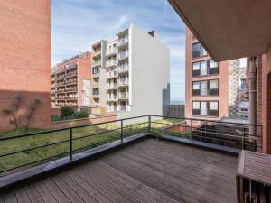 een balkon met een houten vloer en gebouwen bij Apartment in Koksijde near the Sea in Koksijde