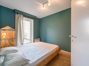 Een bed of bedden in een kamer bij Apartment in Koksijde near the Sea