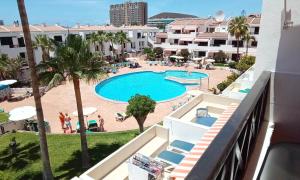 Basen w obiekcie Under The Lime, beautiful apartment Los Cristianos lub w pobliżu