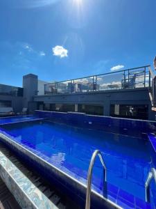 a large swimming pool on top of a building at Apartamento moderno in Colonia Mariano Roque Alonso