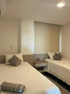 um quarto com duas camas em Apartamento moderno em Colonia Mariano Roque Alonso