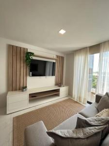 sala de estar con TV y sofá en Apartamento moderno en Colonia Mariano Roque Alonso