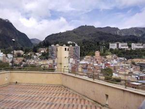 uma vista para uma cidade a partir do telhado de um edifício em Espectacular Dúplex moderno em Bogotá