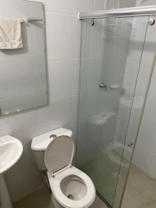 een badkamer met toilet en glazen douche bij Casa en Villavicencio buena ubicación in Villavicencio