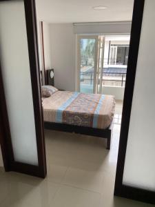 een spiegelbeeld van een bed in een slaapkamer bij Casa en Villavicencio buena ubicación in Villavicencio