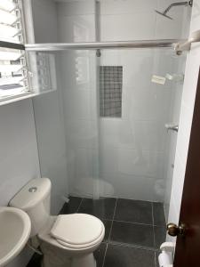 een badkamer met douche, toilet en wastafel bij Casa en Villavicencio buena ubicación in Villavicencio
