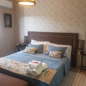 1 dormitorio con 1 cama con toallas en Huellas del Trapiche Apart in 