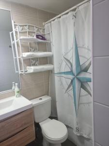 a bathroom with a toilet and a star shower curtain at Hermoso departamento, cómodo y tranquilo, cerca de todo, a pasos de la playa in Iquique
