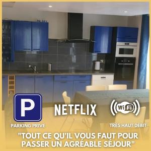 une photo d'une cuisine avec des armoires bleues dans l'établissement Appartement 2 chambres près de Genève, à Contamine-sur-Arve