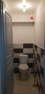 La salle de bains est pourvue de toilettes et d'un mur noir et blanc. dans l'établissement Appartement 2 chambres près de Genève, à Contamine-sur-Arve