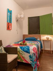 - une chambre avec un lit, une fenêtre et un ventilateur dans l'établissement Finca D'Elía Lodge, à Puerto Limón