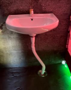 - un lavabo rose dans l'angle de la chambre dans l'établissement Bhrigu Camps, à Jispa