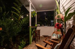 un patio avec des chaises et un bar avec des plantes dans l'établissement Finca D'Elía Lodge, à Puerto Limón