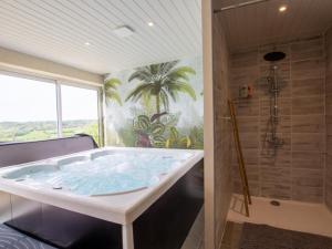 Ένα μπάνιο στο Gîte avec jardin, jacuzzi, proche Sarlat et Lascaux, idéal pour familles et amis - FR-1-616-246 +16 φωτογραφίες