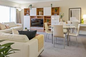 een woonkamer met een bank en een tafel bij Executive 2br Suite On Mounts Bay Road in Perth