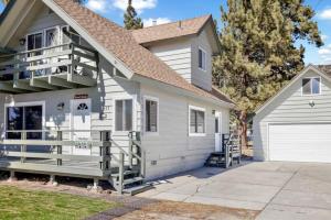 ein weißes Haus mit einem Balkon und einer Garage in der Unterkunft The Getaway Cabin in Big Bear City
