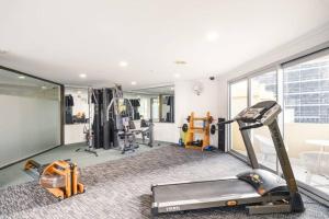 - une salle de sport avec un tapis de course et des équipements d'exercice dans la chambre dans l'établissement Ideal 1BR Suite near the Manly Beach with Pool, à Sydney