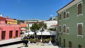 uma vista para uma rua da cidade com edifícios em Foleza - Bed and breakfast em Vlorë