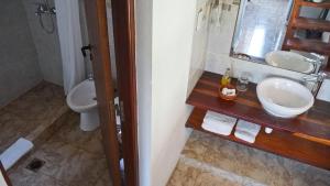 a bathroom with two sinks and a toilet at Entre Montañas in Tafí del Valle