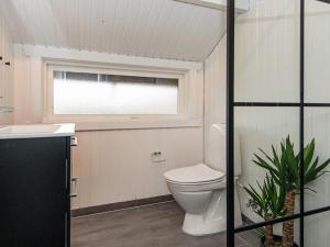 bagno con servizi igienici e finestra. di Holiday home Egernsund X a Egernsund