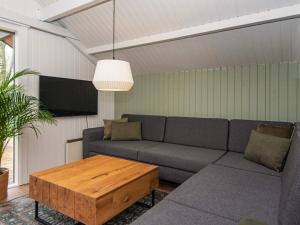 sala de estar con sofá y mesa de centro en Holiday home Egernsund X en Egernsund