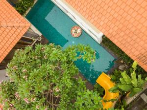 an overhead view of a swimming pool with a clock on it at La Mira Villa Seminyak by Ini Vie Hospitality in Kerobokan