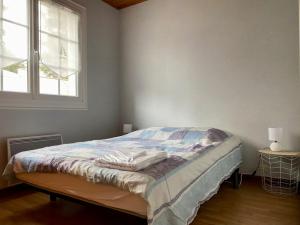 um quarto com uma cama e uma janela em Maison Longeville-sur-Mer, 4 pièces, 6 personnes - FR-1-336-99 em Longeville-sur-Mer