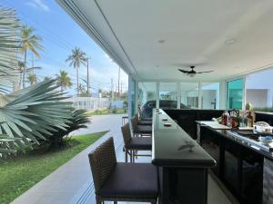 a restaurant with chairs and a bar with windows at SAL di Mare Hotel Boutique - Frente ao Mar com Piscina in Guarujá