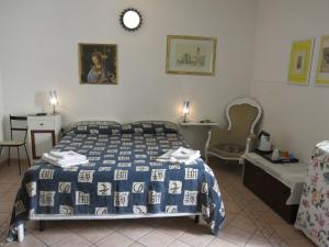 シラクーサにあるB&B Spiraglioのベッドルーム1室(青と白の毛布付きのベッド1台付)