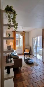 salon z kanapą i stołem w obiekcie Appartement Vieux Nice w Nicei