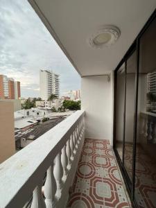 balcón con vistas a la ciudad en Acogedor apto para 8 zona buenavista, en Barranquilla
