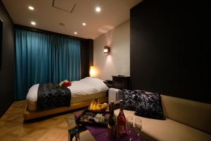 um quarto com uma cama e uma mesa com fruta em 艶横浜町田店 adult only em Yokohama