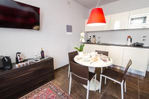 eine Küche und ein Esszimmer mit einem Tisch und Stühlen in der Unterkunft Italianflat - Arena di Verona Apartments in Verona