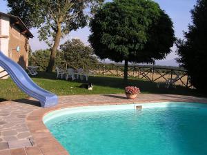 バニョレージョにあるFarmhouse in Bagnoregio with Private Pool ideal for groupsの小さなスイミングプール(中庭の滑り台付)