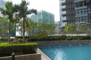 ein Schwimmbad in einer Stadt mit hohen Gebäuden in der Unterkunft Uptown BGC Taguig - One Bedroom in Manila