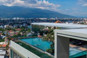 Bazén v ubytování Lovely 1-Bedroom condo near Night Barzaar nebo v jeho okolí